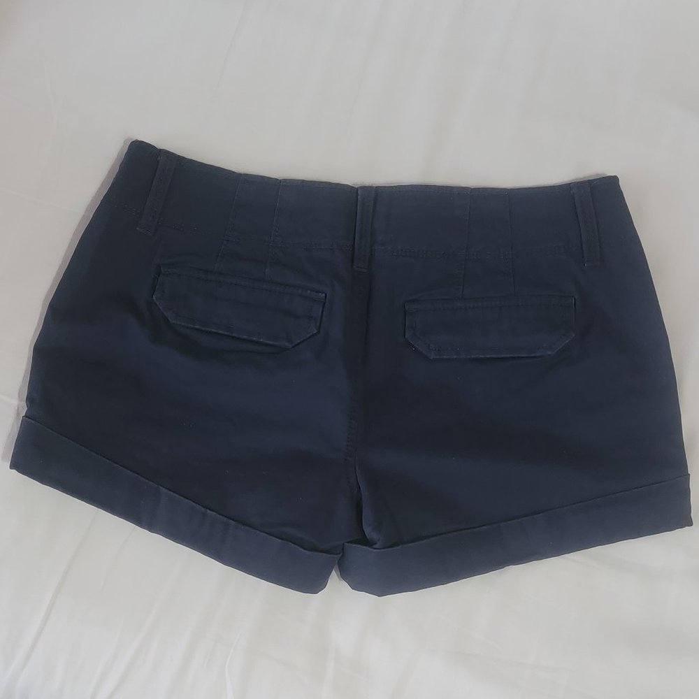 Old Navy Favorite Khakis Perfect 3 1/2" Folded Hem Shorts - Size 2 Regular - Picture 3 of 4